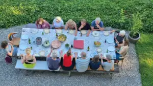 bijna etenstijd op het zuid terras.webp